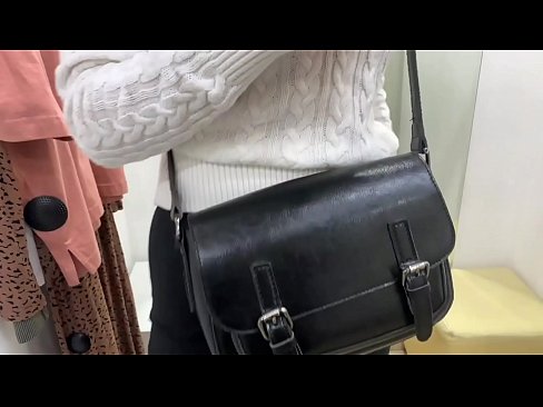 ❤️ Јавна мастурбација на младата кучка FeralBerry со дилдо во фитинг просторијата ️ Порно видео на mk.appassistance.ru ﹏